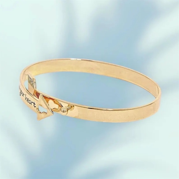 Beautiful "Follow Your Heart" Arrow Gold-Plated Bangle Bracelet - Picture 2 of 2